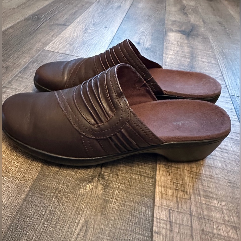 Clarks Collection Brown Leather Slip On Pleated Detail Short Heel Mule Clog 10 M